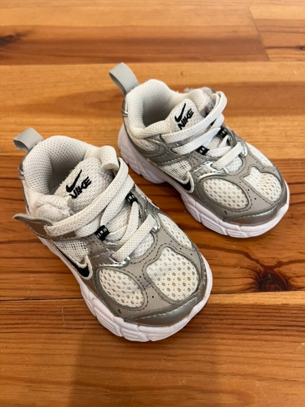 Nike V5 RNR Sneakers Shoes Kids 5 White Y2K Chunky Retro Comfort Stretch Toddler